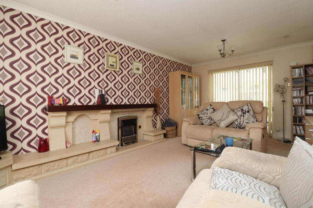 Property photo 2 of 47 Living Room