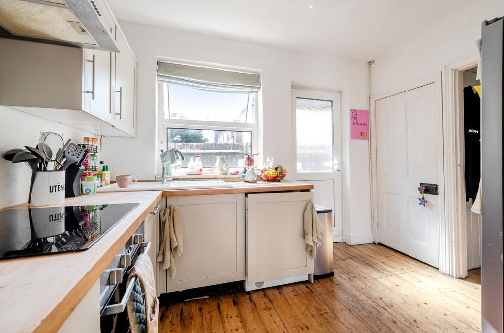 Property photo 3 of 18 Kitchen