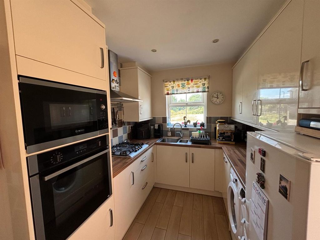 Property photo 3 of 18 Kitchen