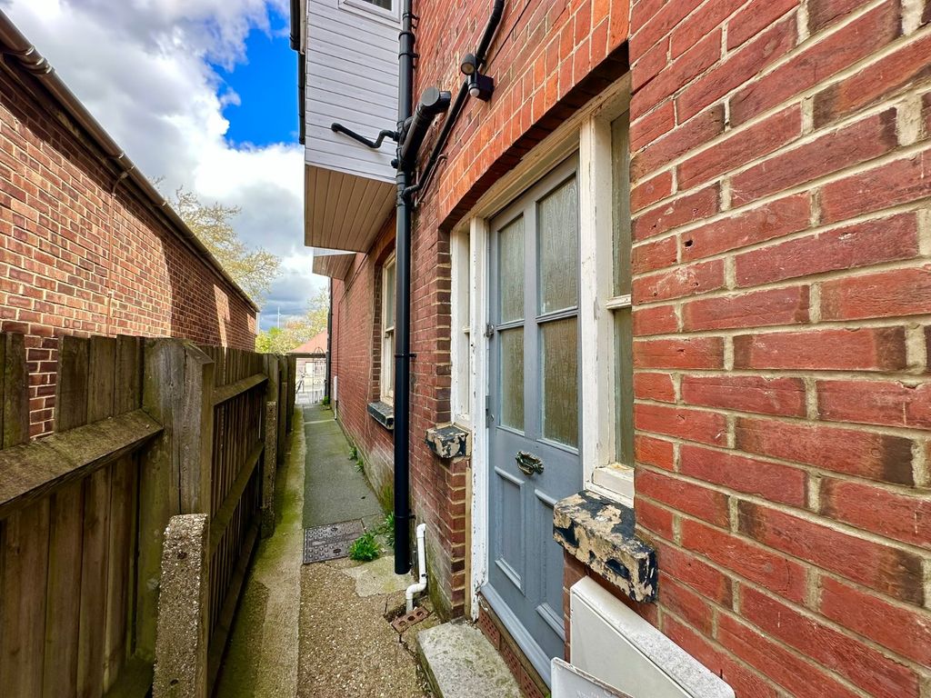 Property photo 2 of 9 Picture No. 16