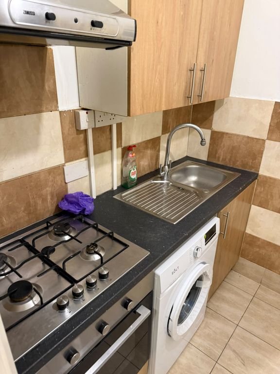Property photo 1 of 10 Flat To Rent Spencer Road, London E6