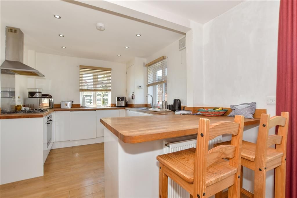 Property photo 3 of 11 Kitchen