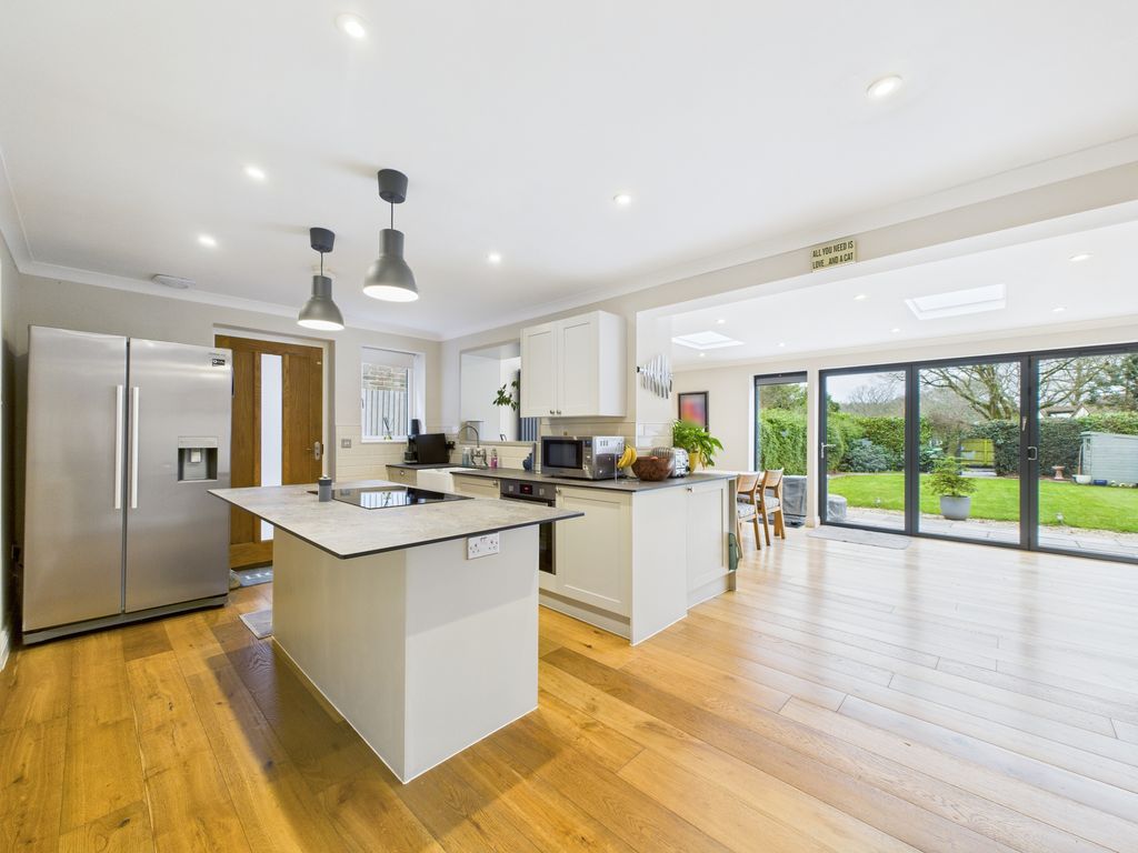 Property photo 3 of 31 Cam04018G0-Pr0426-Still026