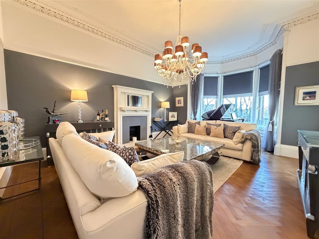 Property photo 3 of 25 Lounge