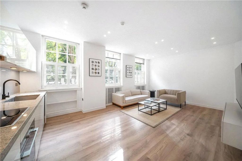 Lowndes Square, Knightsbridge SW1X photo 5
