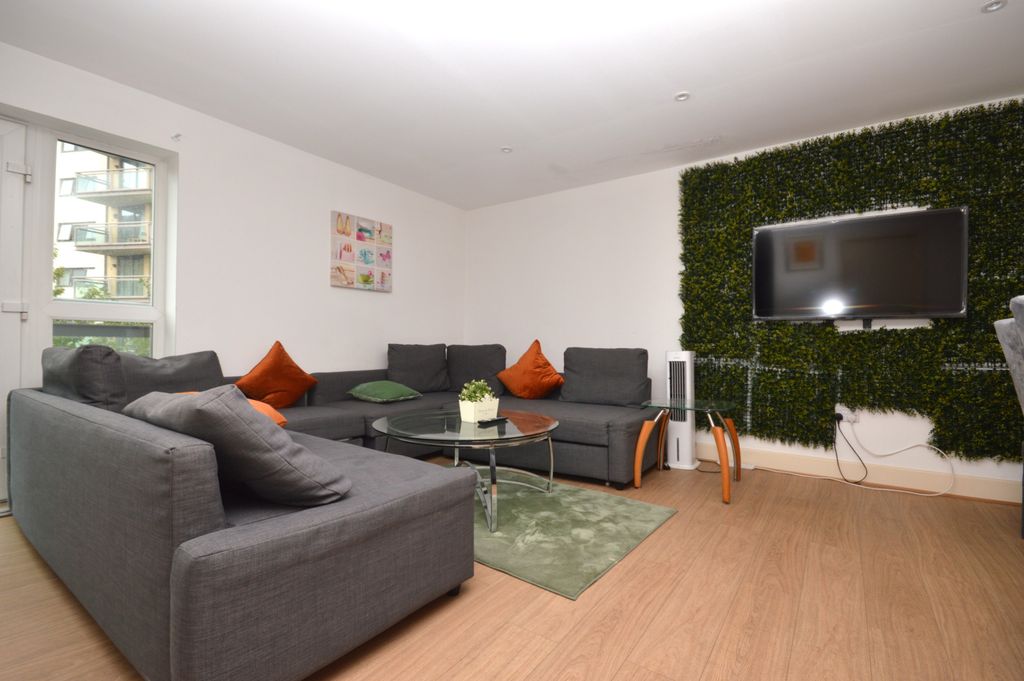 Property photo 1 of 8 2 Double Bedroom Flat + Gym For Rent