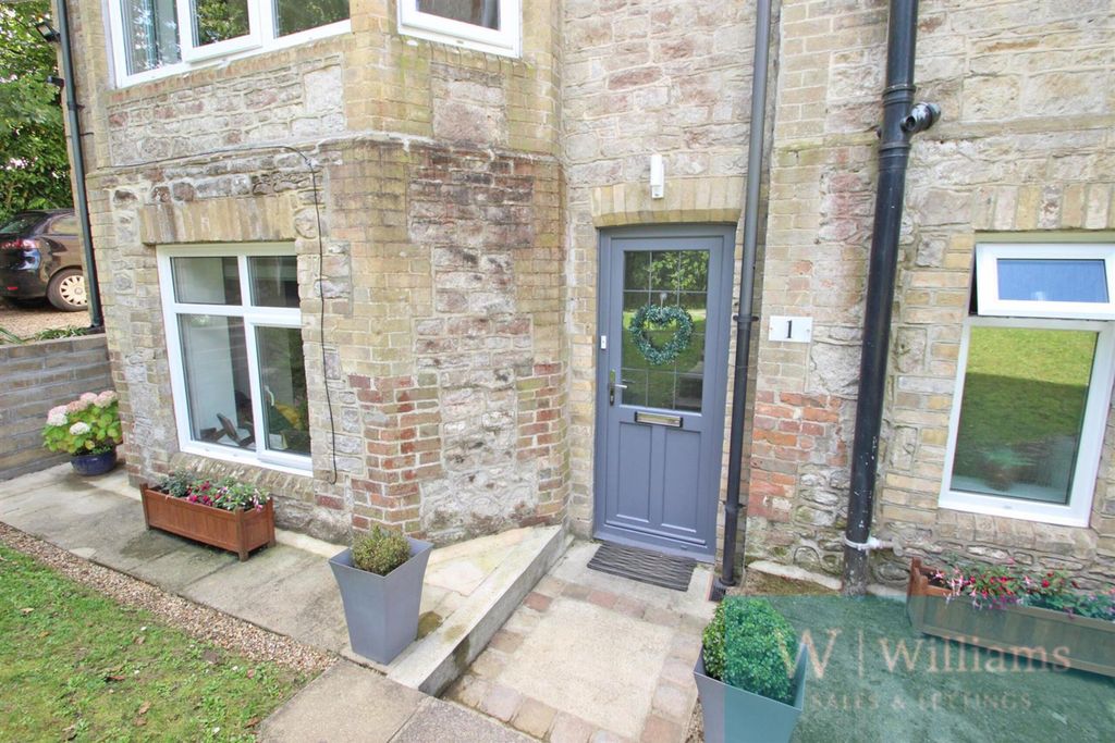 Property photo 3 of 12 .