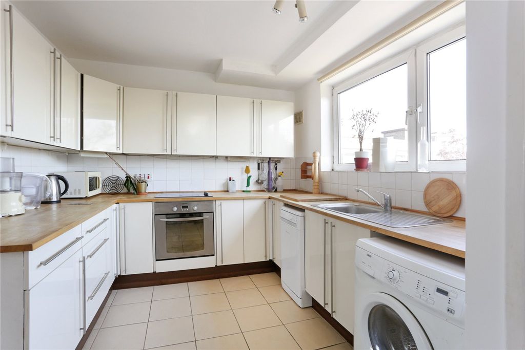 Property photo 2 of 11 Kitchen