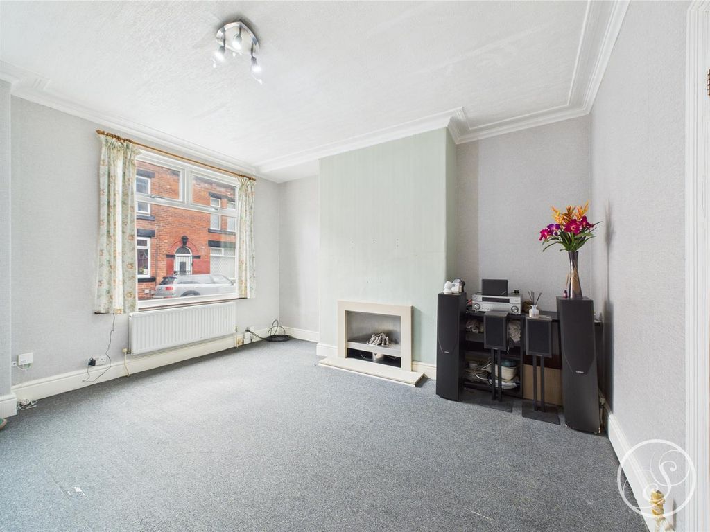 Property photo 3 of 13 Lounge