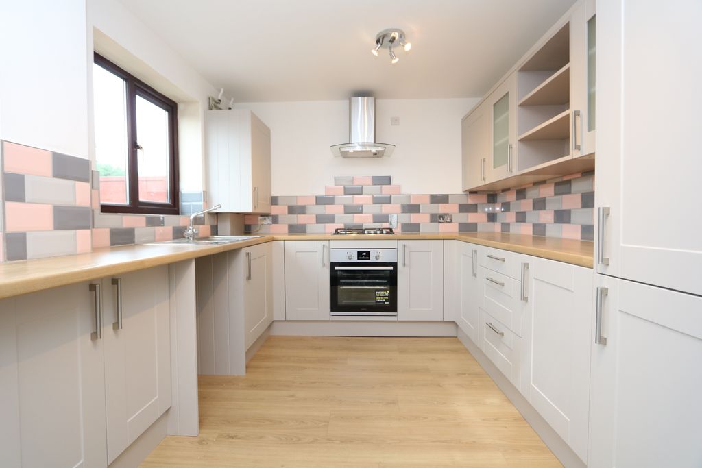 Property photo 2 of 9 Kitchen