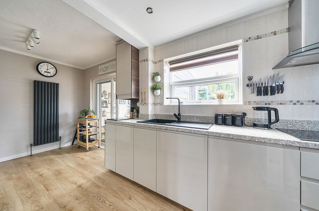 Property photo 2 of 21 1323885-11-686E64...