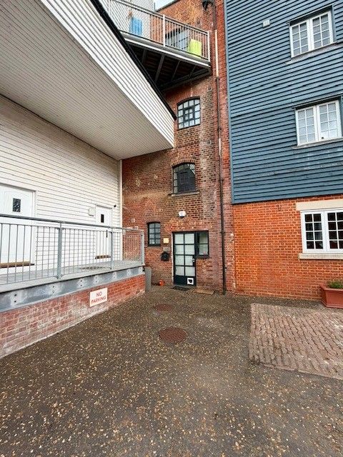 Property photo 1 of 7 Outside