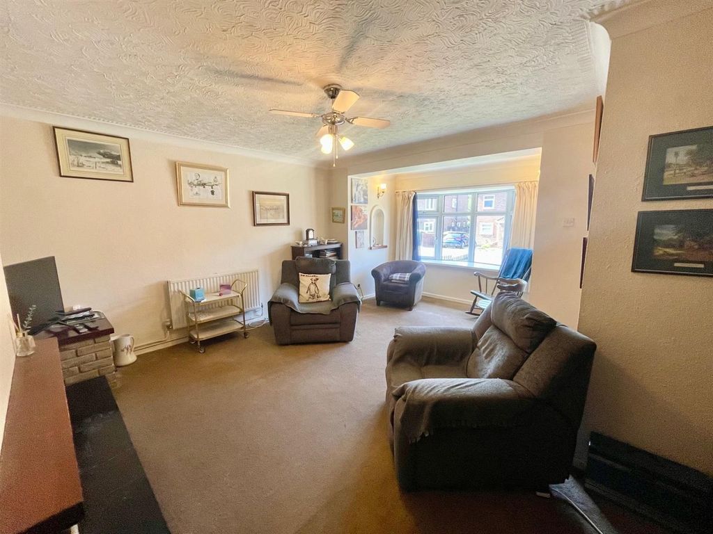 Property photo 3 of 12 Lounge.Jpg