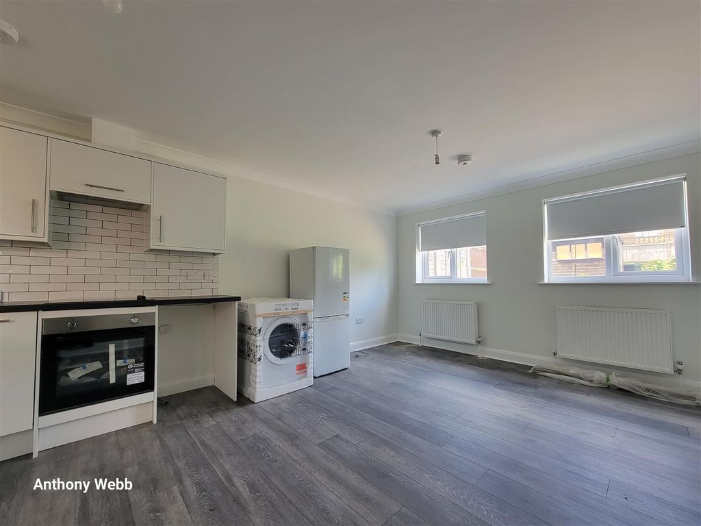 Property photo 1 of 11 Living/Kitchen Space