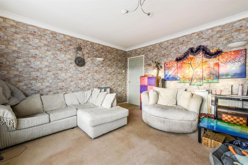 Property photo 3 of 16 Lounge