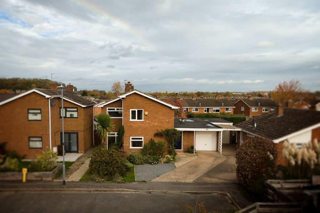 Property photo 1 of 41 Woburn Close