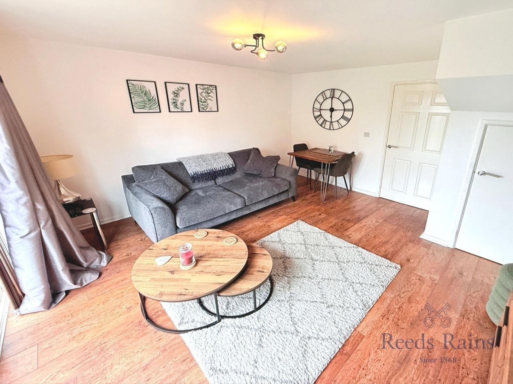 Property photo 3 of 12 Lounge