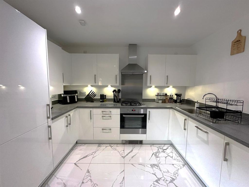 Property photo 2 of 14 Kitchen3.Jpg