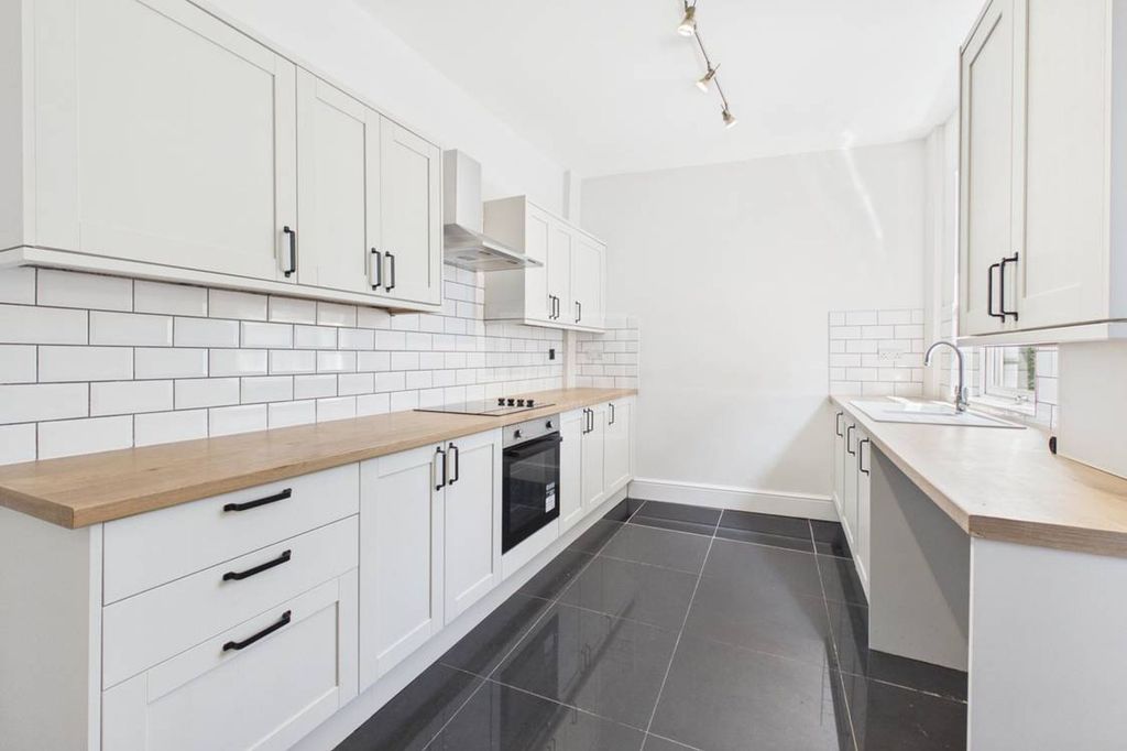 Property photo 3 of 10 Kitchen