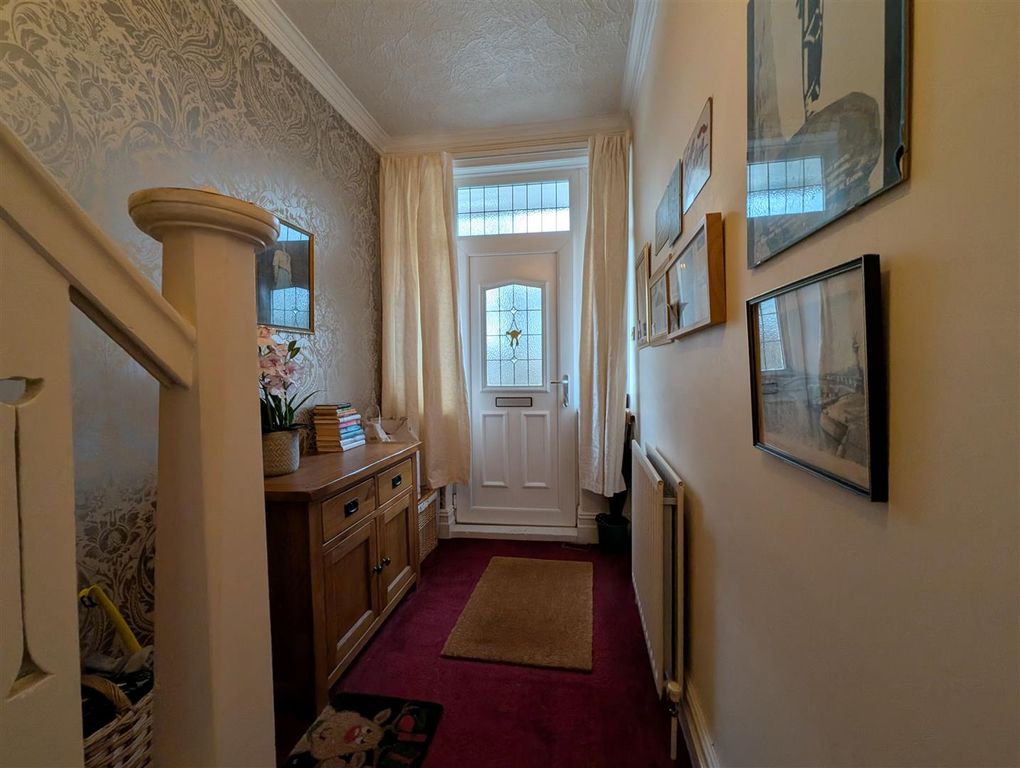 Property photo 2 of 11 Entrance Hall