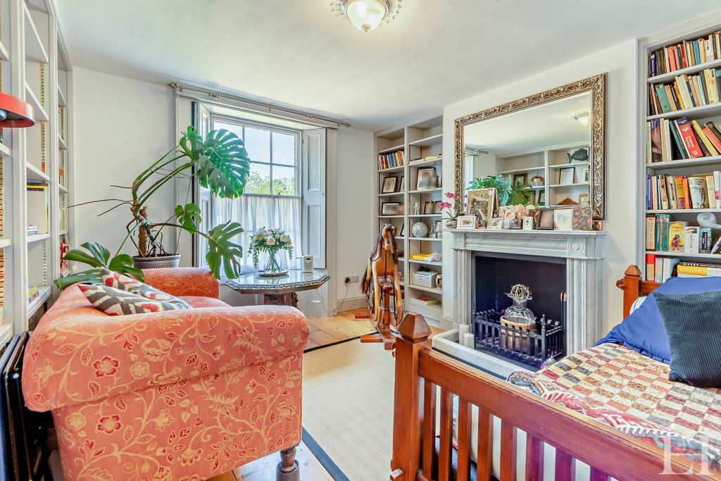 Property photo 3 of 21 8651484-Interiorwm08-800