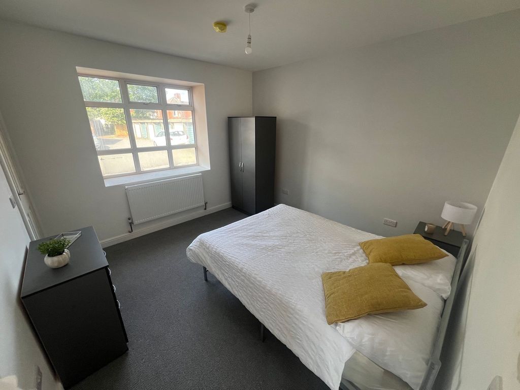 Property photo 3 of 8 A Bright And Tidy Double Bedroom Featuring A Large...