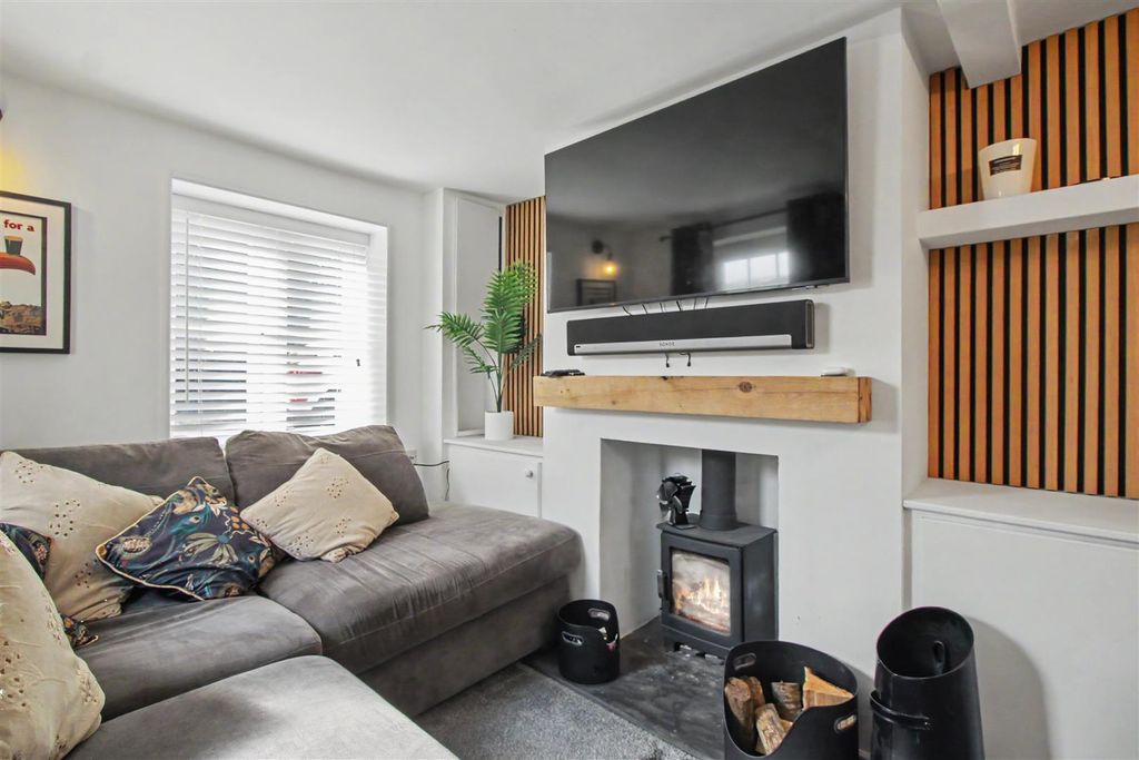 Property photo 3 of 10 Lounge