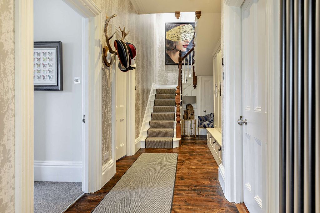 Property photo 3 of 21 Entrance