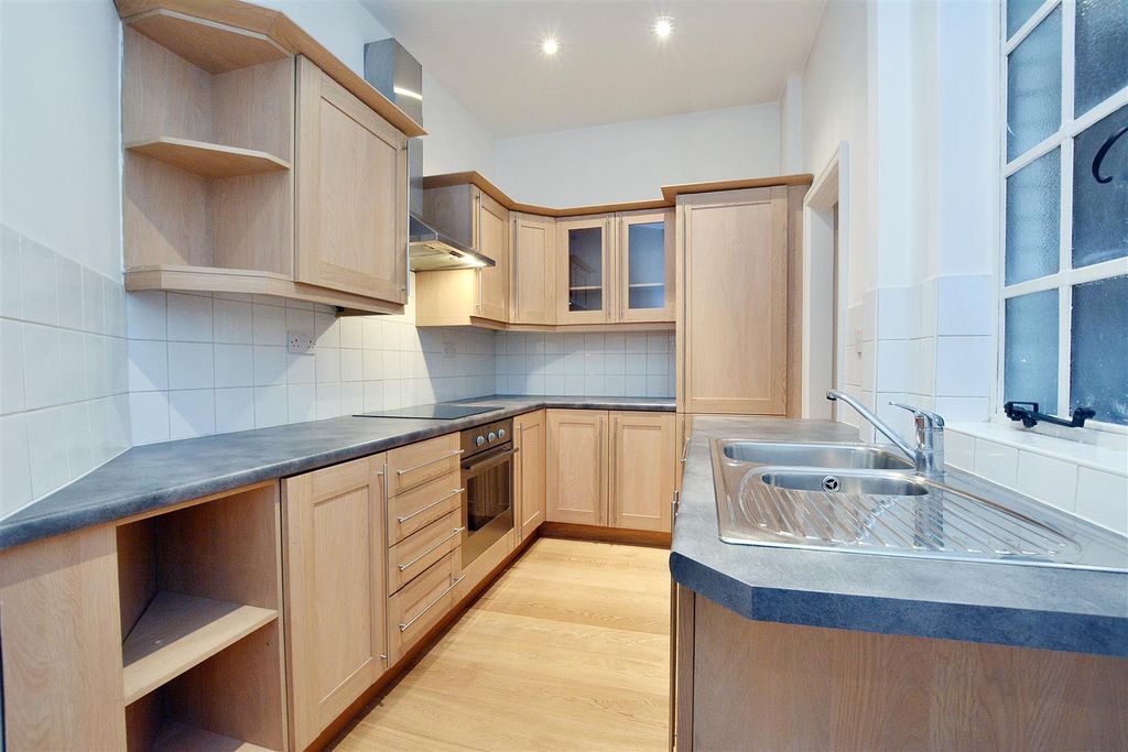Property photo 3 of 17 Kitchen