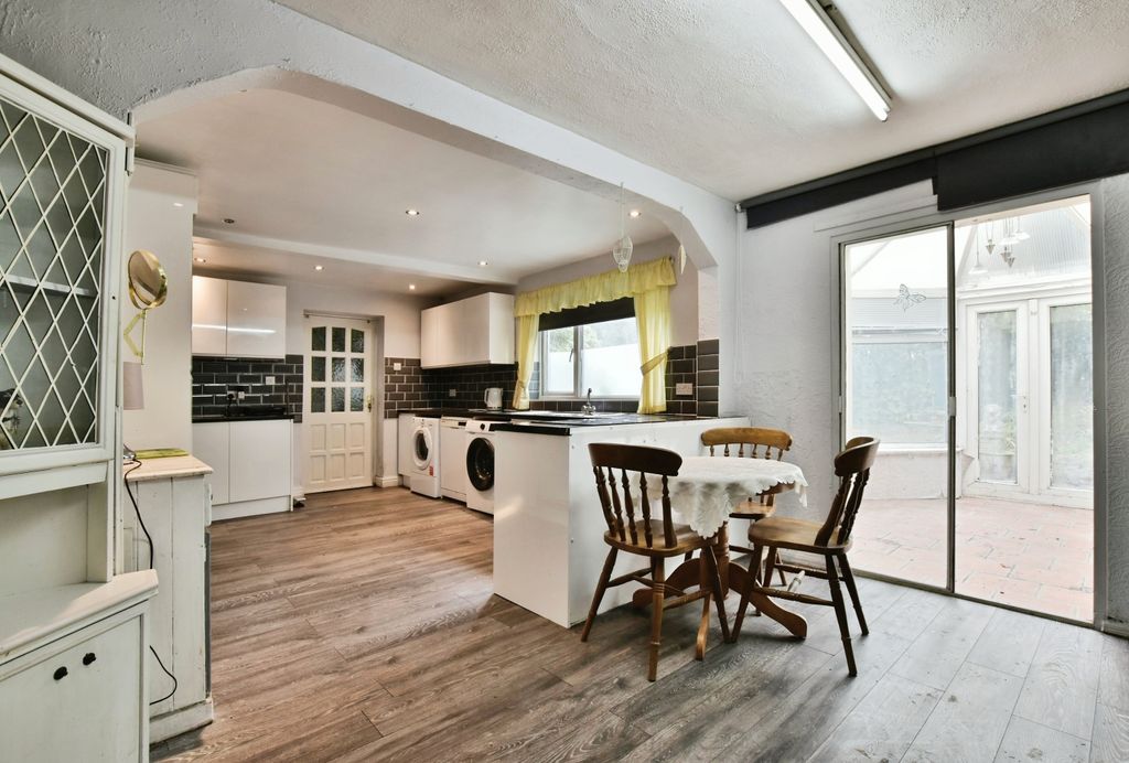 Property photo 3 of 20 Kitchen Diner