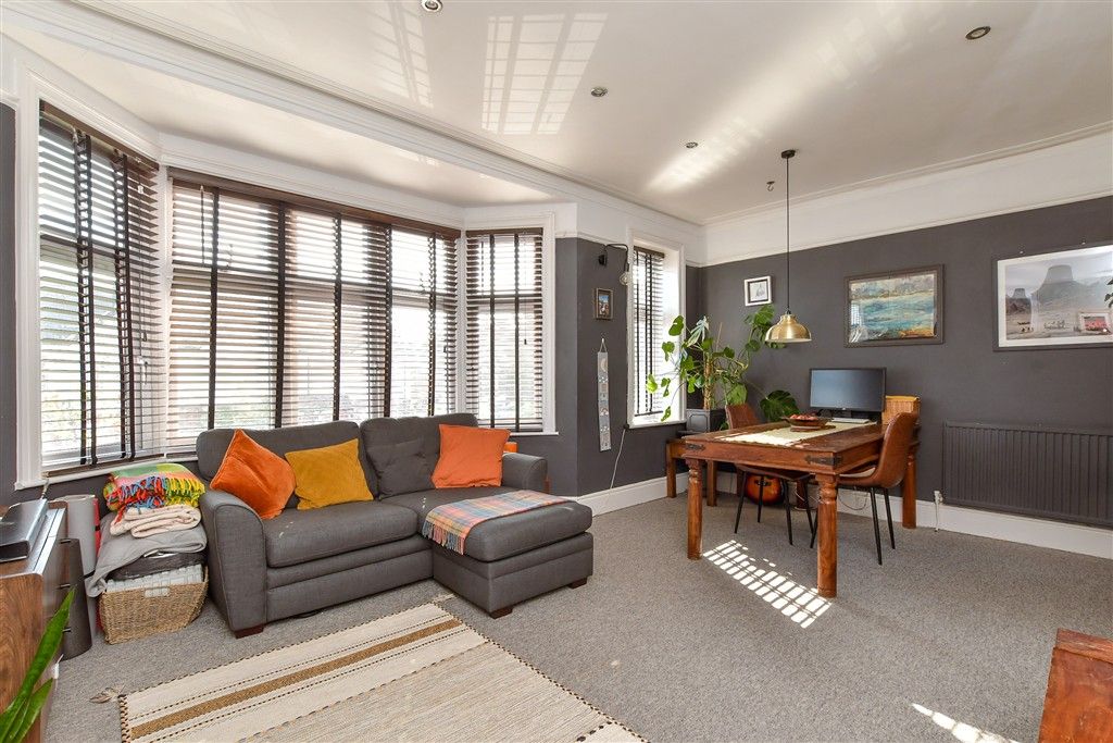 Property photo 3 of 11 Lounge