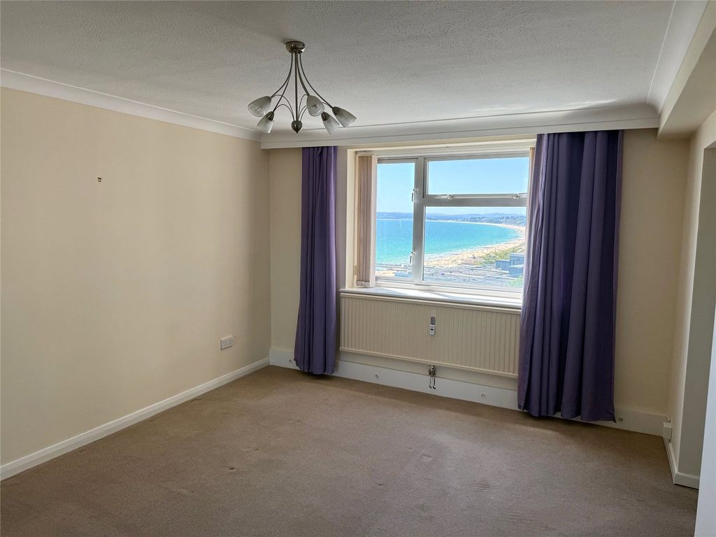 Property photo 2 of 17 Picture No. 24