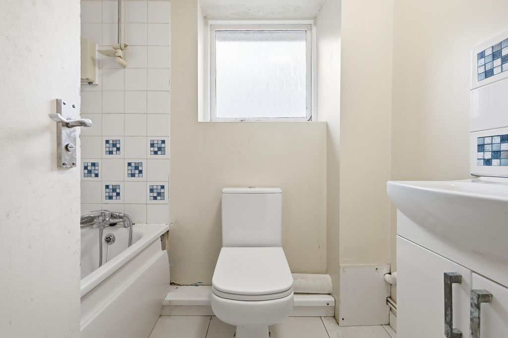 Property photo 3 of 9 Bathroom