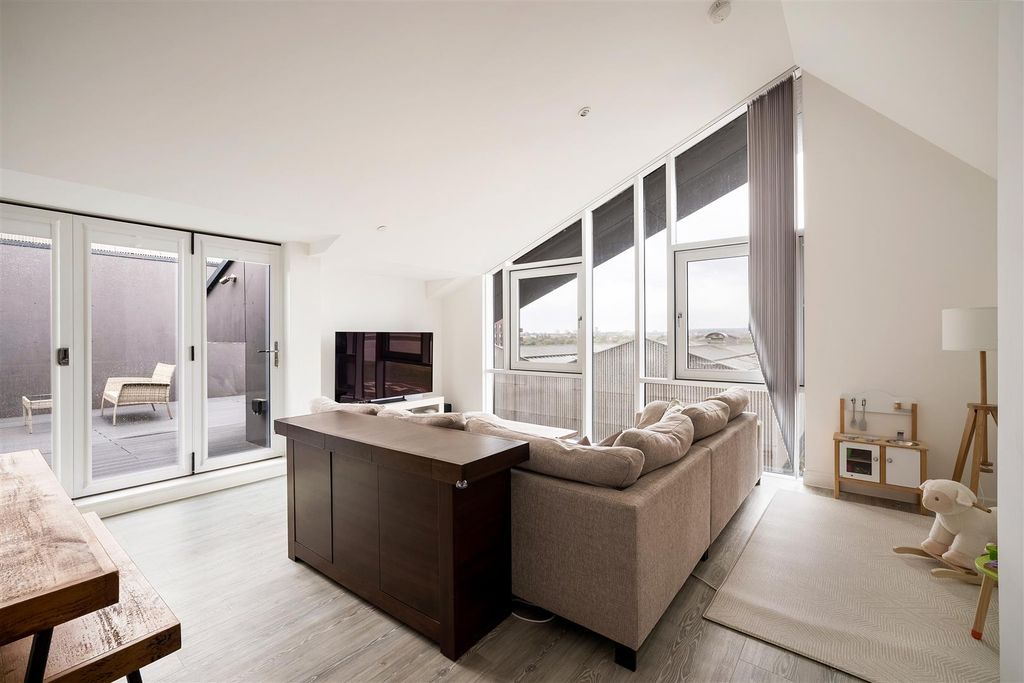 Property photo 2 of 27 Champness Close, E17