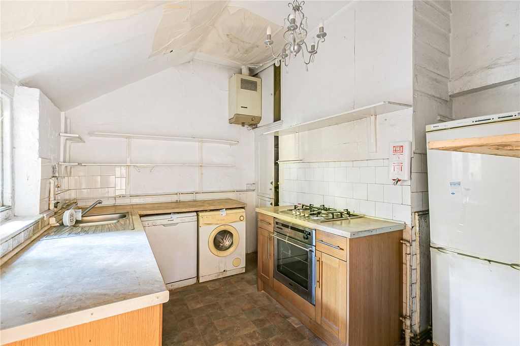 Property photo 3 of 25 Kitchen