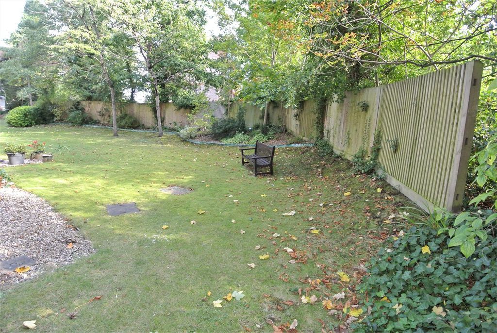 Property photo 2 of 8 Communal Gardens