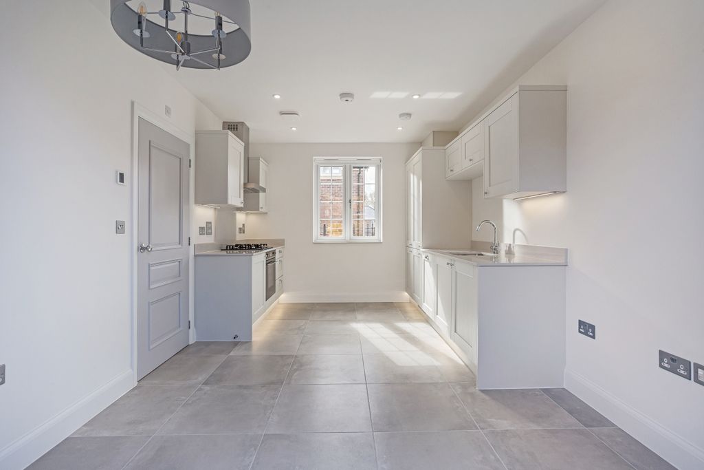 Property photo 2 of 11 Kitchen
