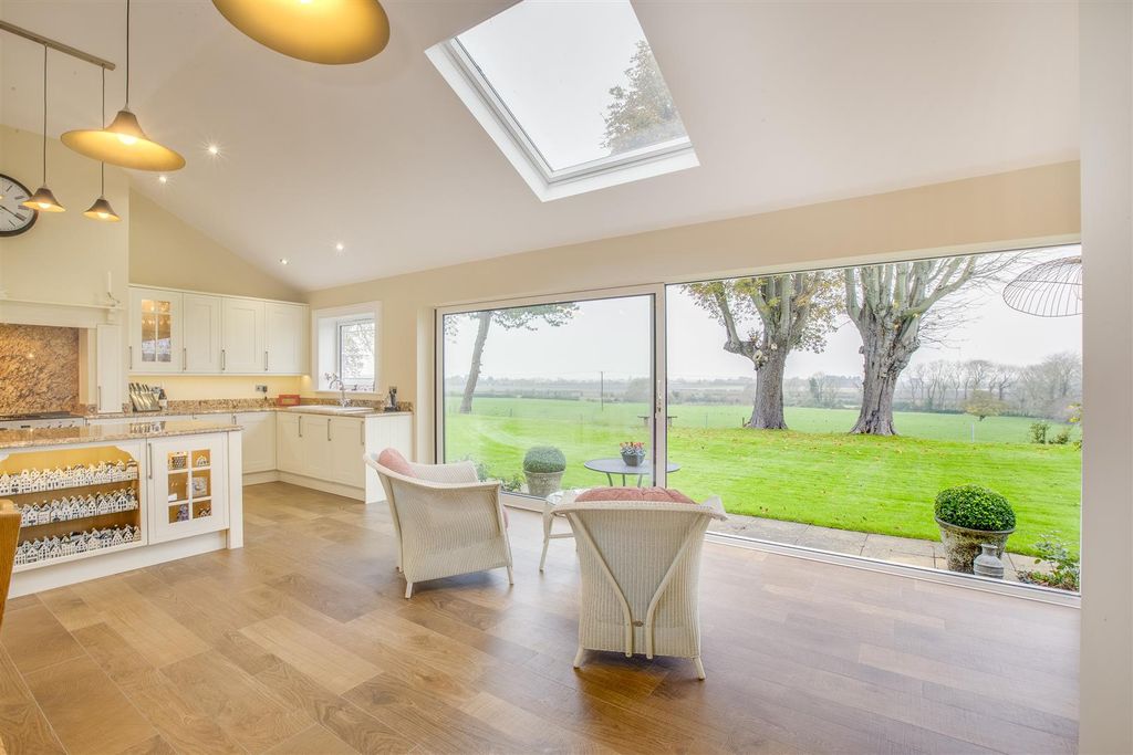 Additional image 6 of 6 bed detached house for saleThe Ride, Totternhoe, Bedfordshire LU6