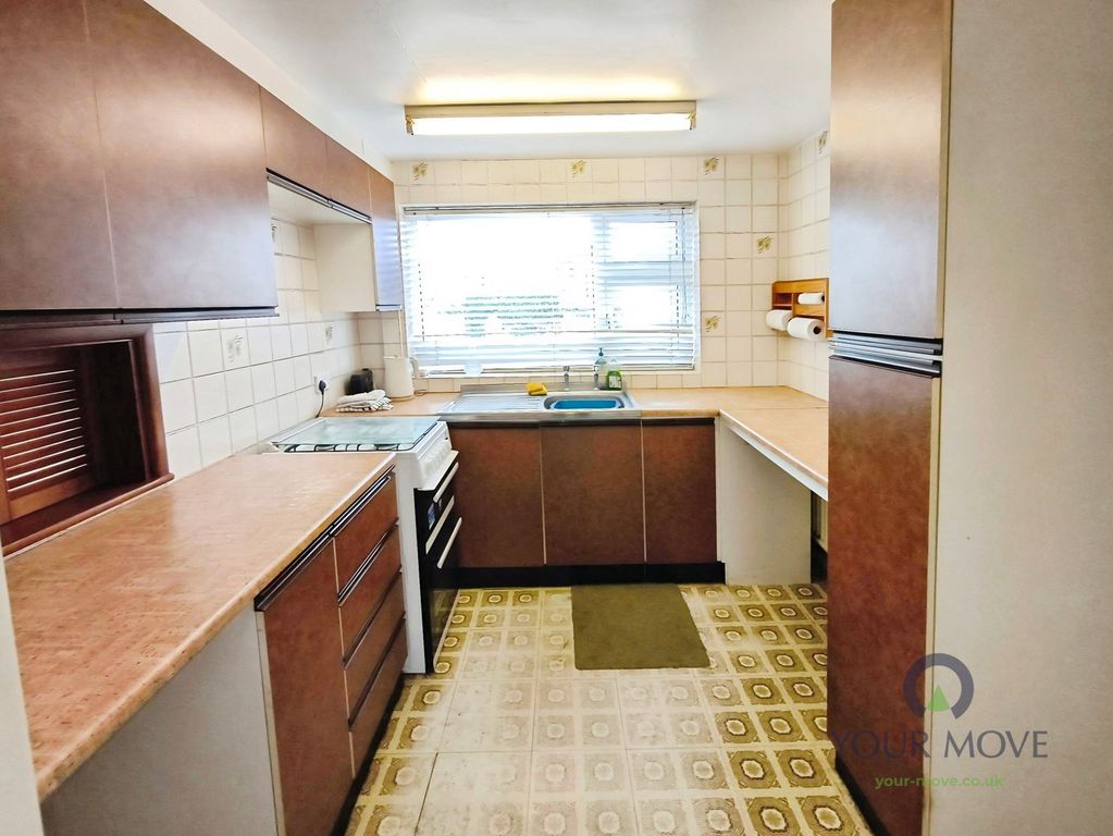 Property photo 3 of 11 Kitchen