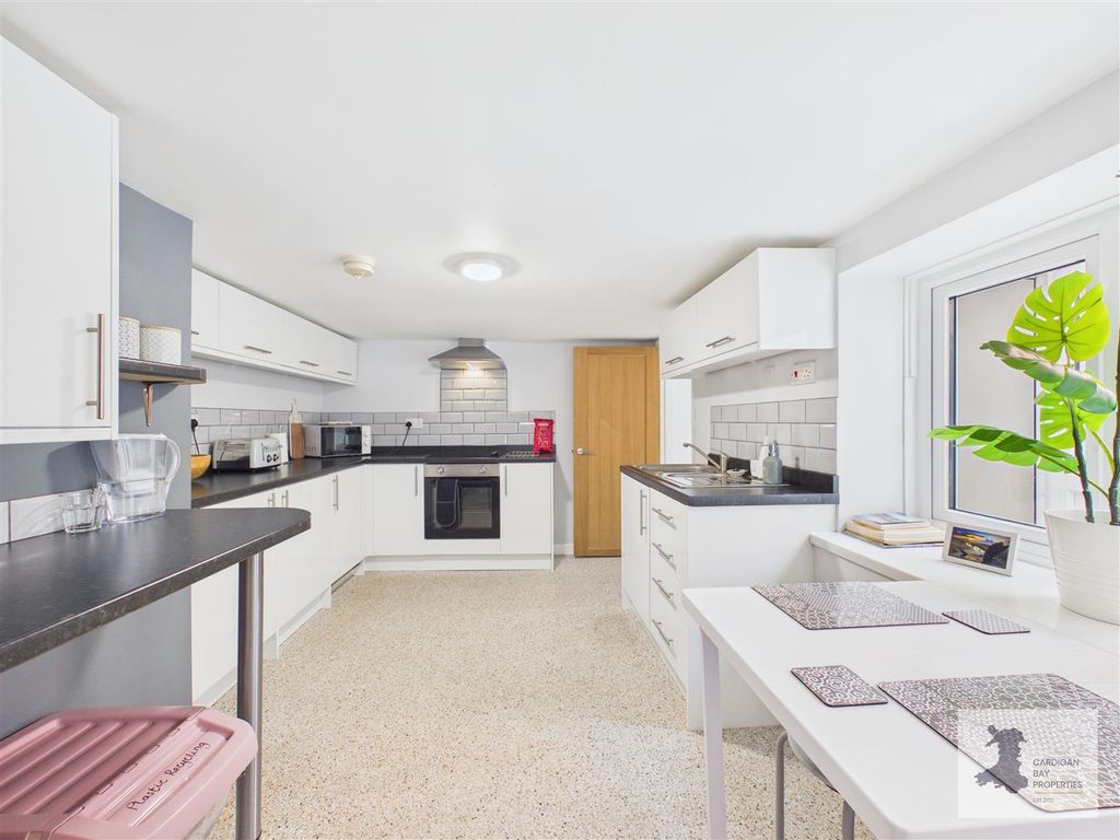 Property photo 3 of 36 Kitchen