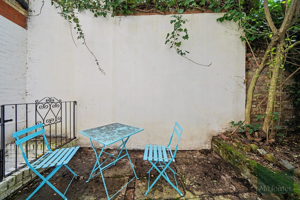 Property photo 2 of 27