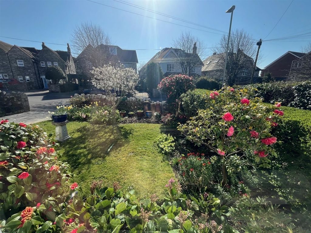 Property photo 3 of 29 4212 Front Garden.Jpg