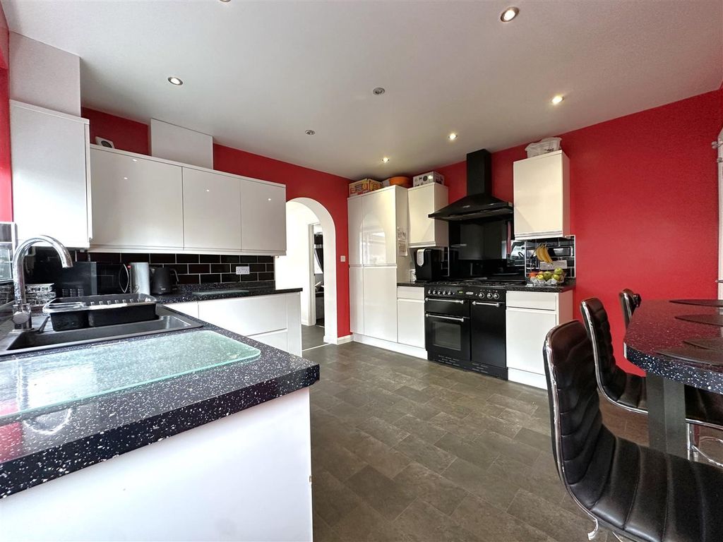 Property photo 2 of 17 Kitchen 386