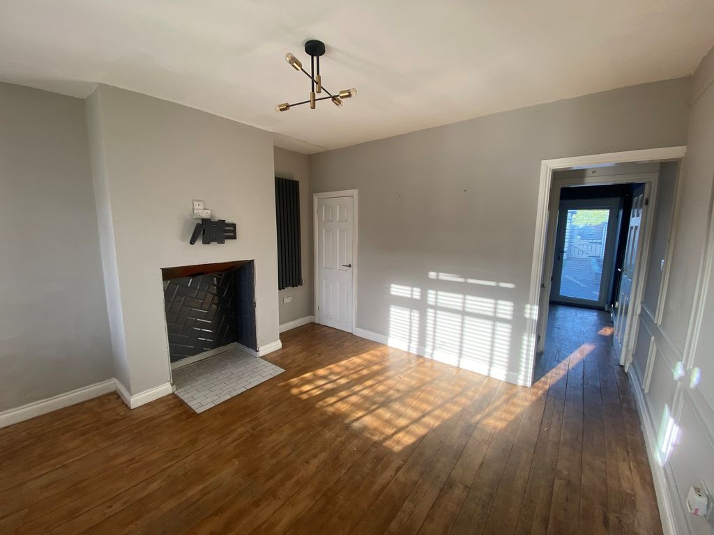 Property photo 2 of 8 Livingroom