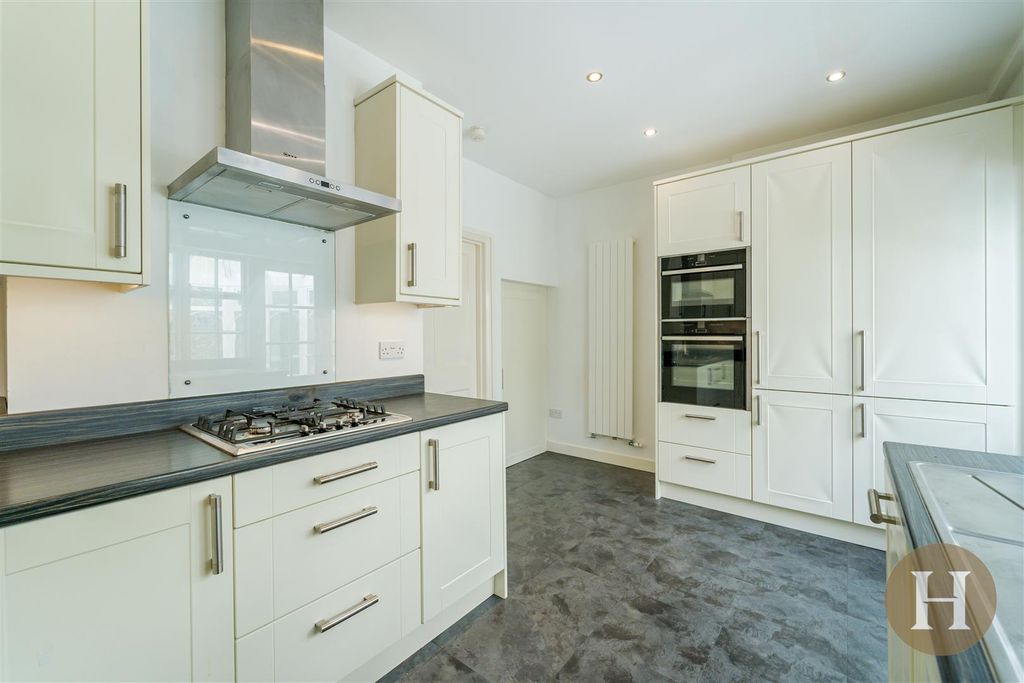 Property photo 3 of 27 Hadleigh Estate Agents-25.Jpg