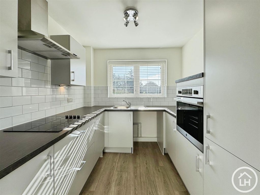 Property photo 3 of 11 Kitchen