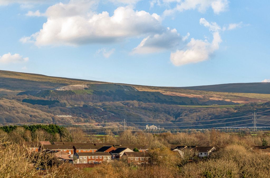 Property photo 2 of 19 2 - 1387433-20-69304d...