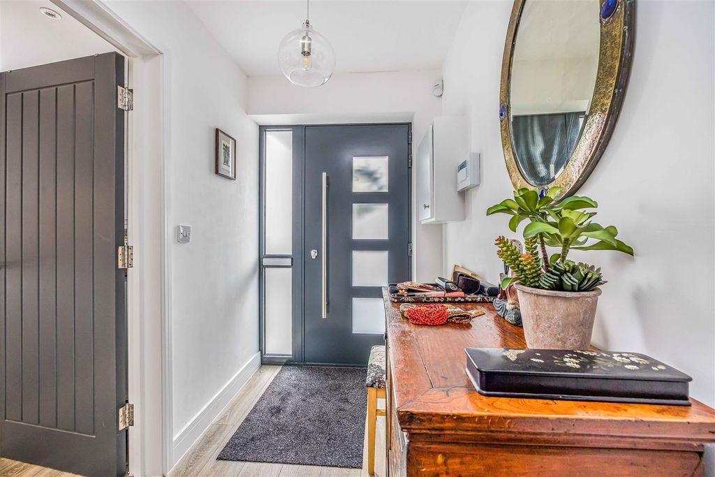 Property photo 3 of 16 6 Elizabeth Row, Exmouth Road, Southsea
