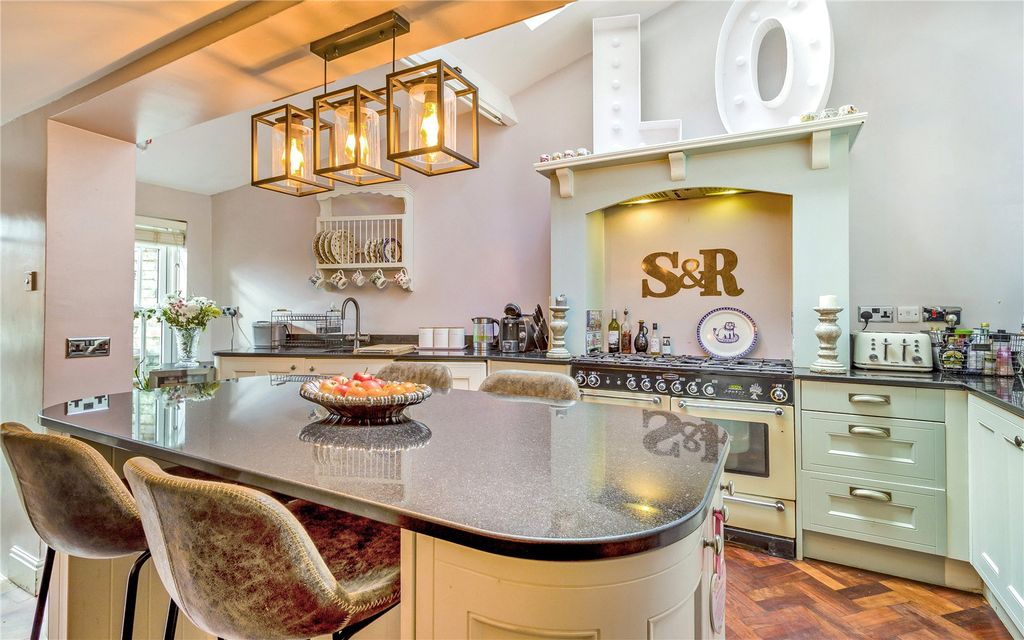 Property photo 3 of 17 Kitchen