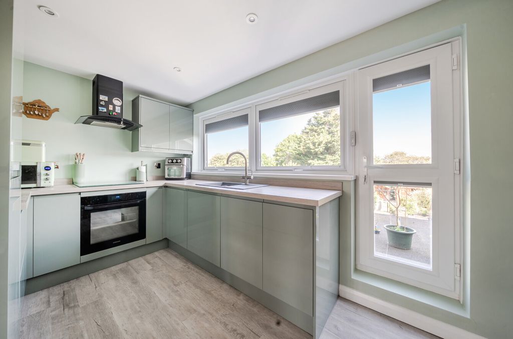 Property photo 3 of 15 1468560-10-6A1815...